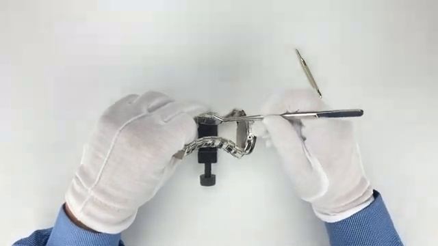 Инструкция по регулировке длины браслета наручных часов с помощью инструмента для снятия звеньев