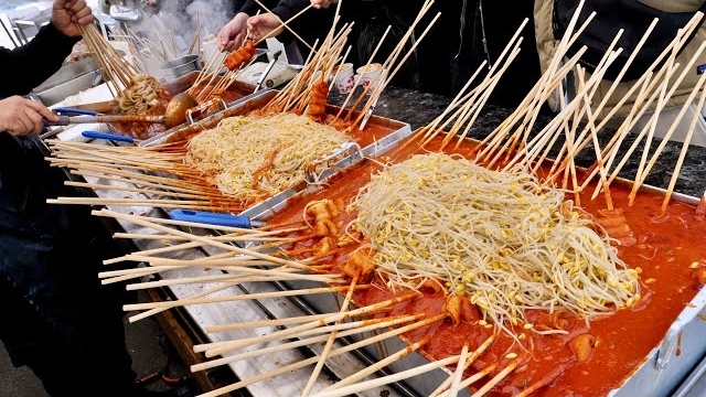 рыбные котлеты с ростками фасоли. корейская уличная еда