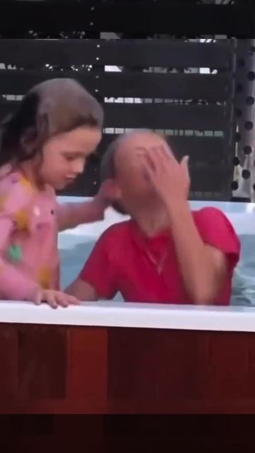 Девочка окунает мальчика в бассейн, говорит - Рот закрой Класс!  #мем