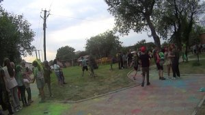 Фестиваль красок в школьном парке.