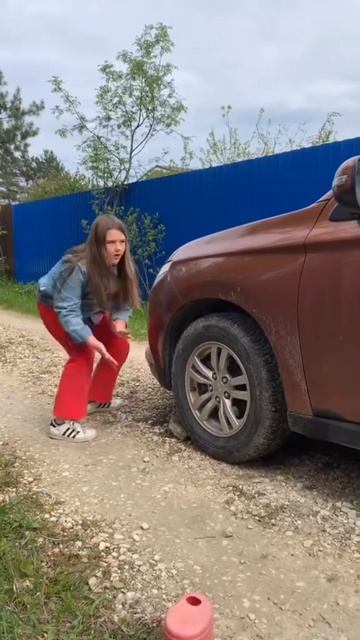 Зря помогала.