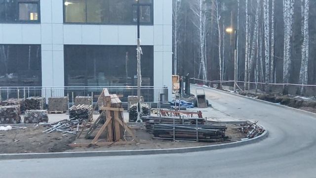 Взорам открылся новый комплекс зданий университета, медицинский. Убрали забор, везде асфальт, не эко