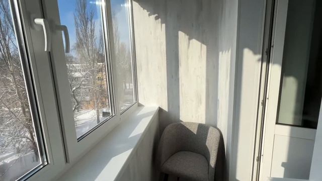 Остекление и отделка балкона в хрущевке. Установка жалюзийного шкафа