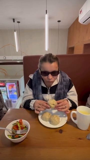 Иришка Чики Пики дегустирует новое для себя блюдо