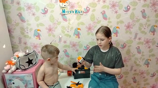 Федя и Вика На Русском | Вика и Федя Чинят Игрушечную Пожарную Машину