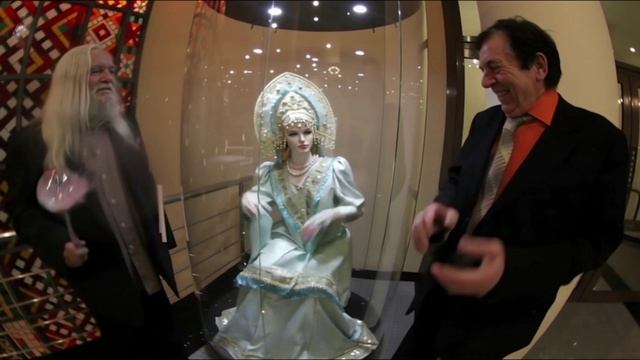 Добрый волшебник оживил принцецу ...