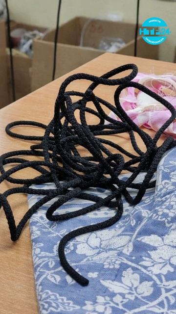 Плетёт антидроновые шторы для защиты бойцов