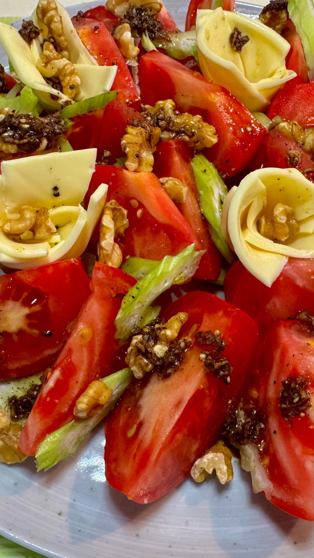 Яркий салат «Дуэт помидора и сыра»