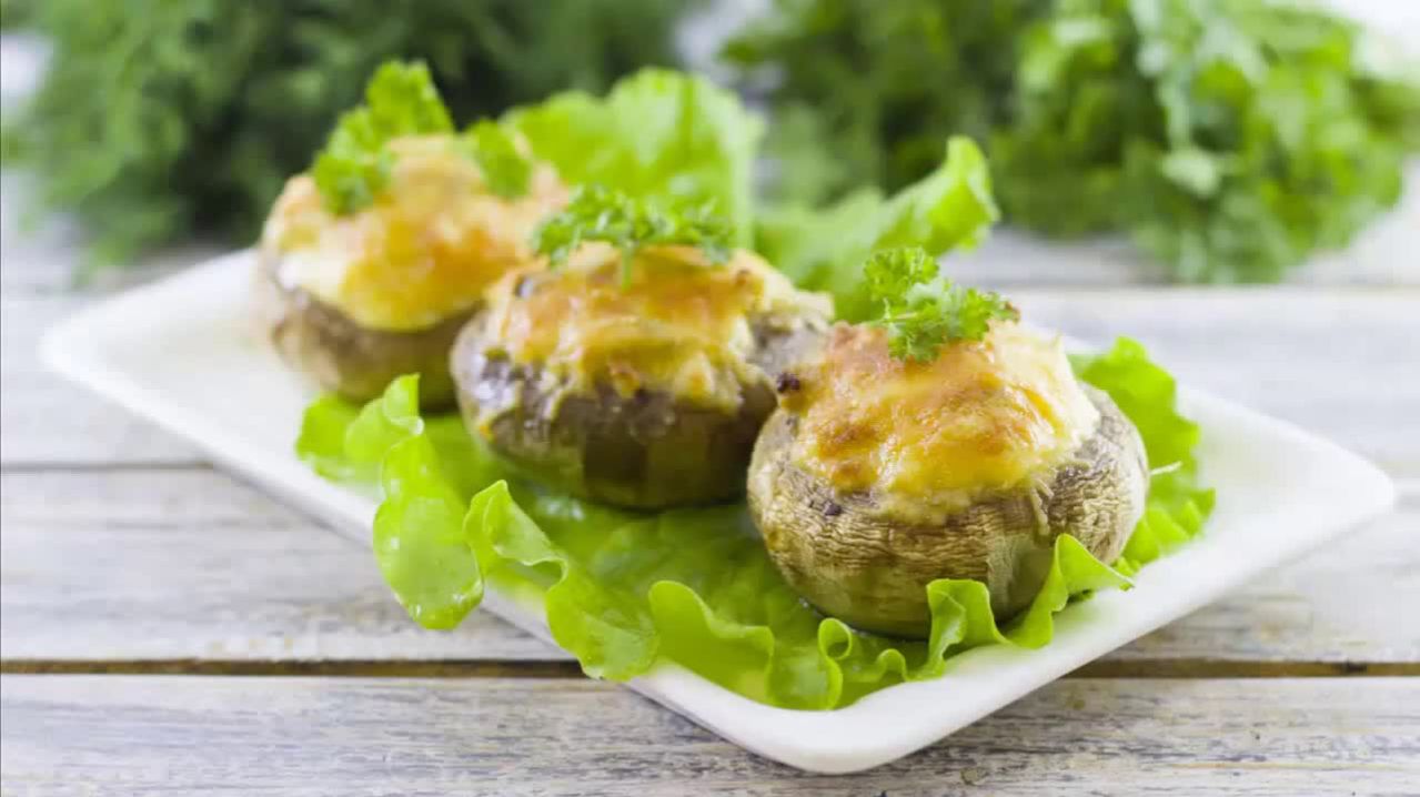 Фаршированные шампиньоны с сыром, запеченные в духовке. Самый простой рецепт, который сводит с ума!