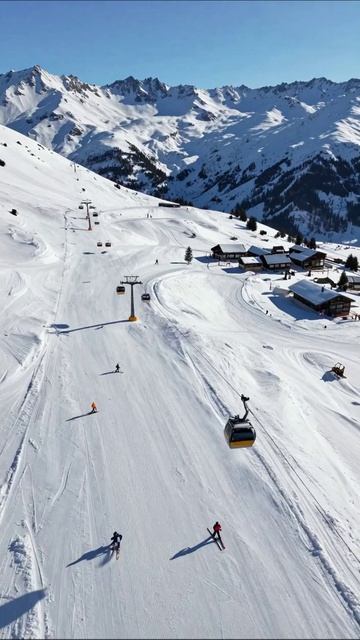 Зимние приключения на склонах: горные лыжи и сноуборд зимнийотдых горныелыжи приключения