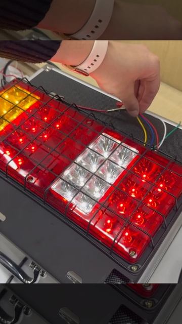 Фонари задние грузовые с решеткой 24 вольт 2 штуки STP-01