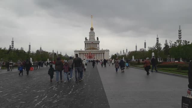 Москва. ВДНХ. Колесо обозрения, канатная дорога, павильоны разных стран, бывших республик СССР.