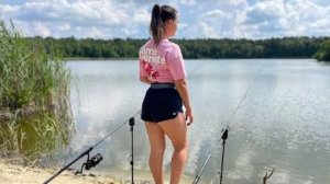 Девушка ловит карпа в одиночку: рыбалка с ночёвкой и звуки природы (ASMR)