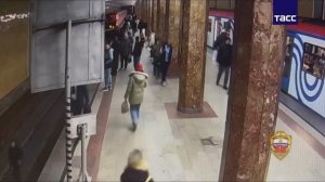 Чел в Москве упал на рельсы в метро
