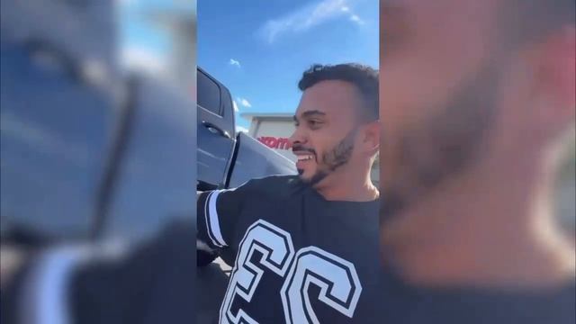 Во Флориде женщина на огромном пикапе не заметила Lamborghini и наехала на спорткар, как на трамплин