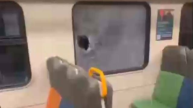 В окно пригородной электрички в Подмосковье кто-то бросил камень.

Разбившееся стекло травмировало п