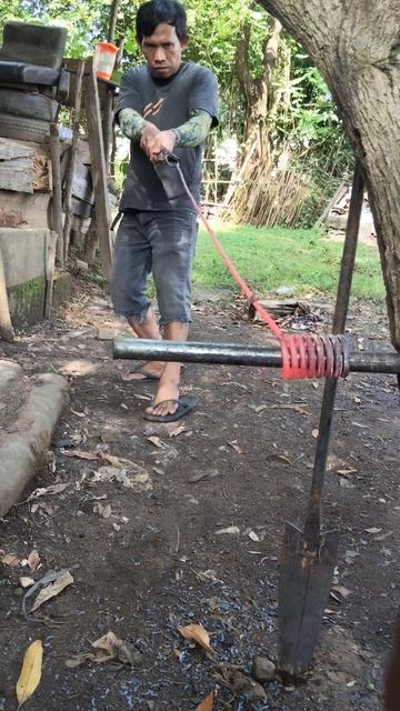  Кузнец выпрямляет СТАЛЬ для изделий