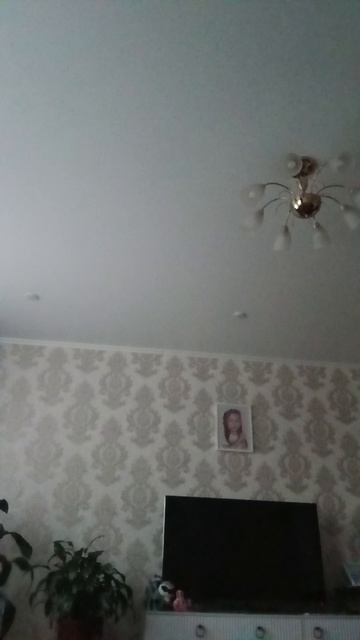 Пробуем клубничную булочку🍞🍓