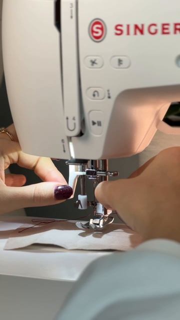 Эта модель швейной машины проста в использовании и имеет огромный функционал!