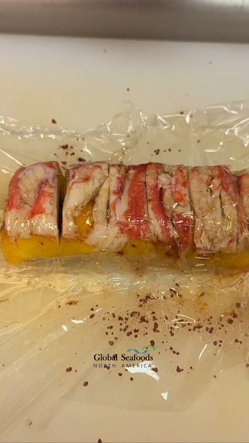 Сладость и морская свежесть идеально сочетаются в ролле Mango Tango