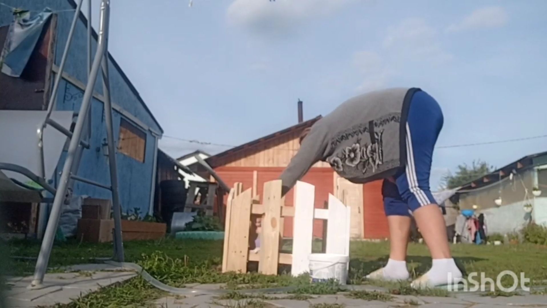 Живем в деревне🥰. #клумбасвоимируками #клумбы #курымолодки #деревенскаяжизнь