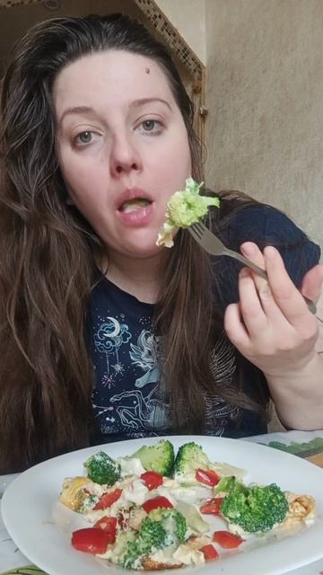 Омлет с брокколи красным перцем и сыром