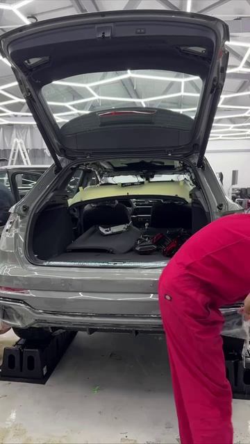 Новая Audi Q3 - оклейка с первых дней