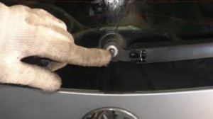 VW Polo 2001-2009 Как снять задний дворник - Removing the rear wiper