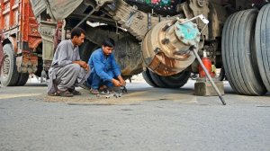 😱🔧 АВАРИЯ НА ТРАССЕ: СЛОМАННАЯ ОСЬ ГРУЗОВИКА — ЛЕГЕНДАРНЫЙ РЕМОНТ