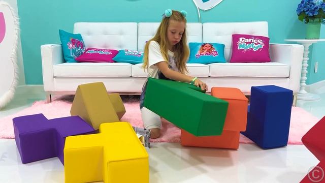 Настя рассказывает детям правила безопасности в лесу