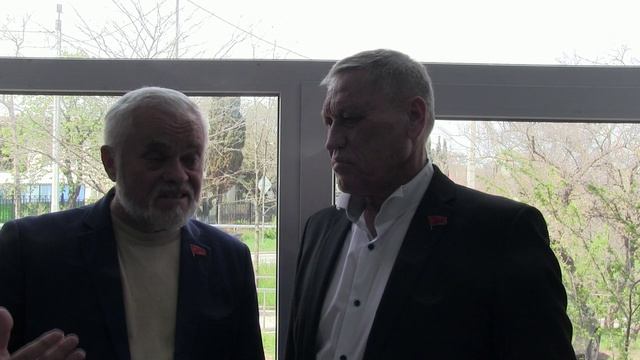 Подводная лодка должна выныривать з под воды а не из лужи и бетона И это в городе герое Севастополе