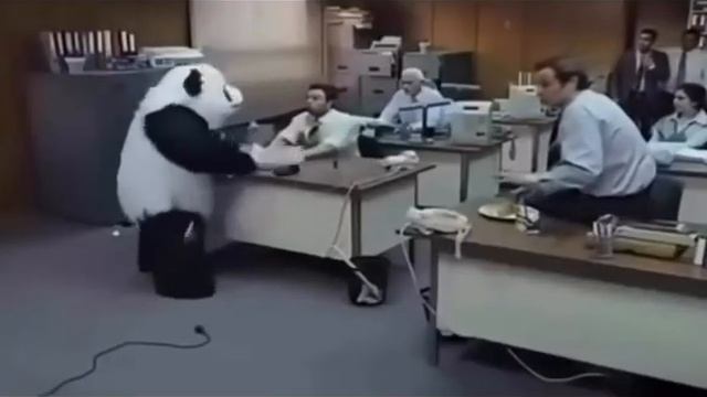 Мем с пандой нарезка панда в супермаркете магазине переворачивает тележку крушит ломает компьютер