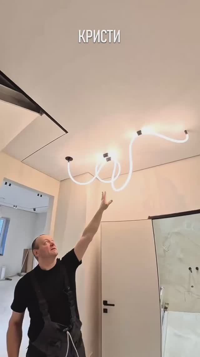 Натяжные потолки в холле частного дома