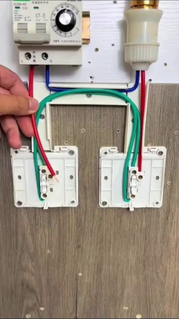 Проходной выключатель ⚡️

Ещё одна схема организации проходного выключателя, повторяйте у себя дома