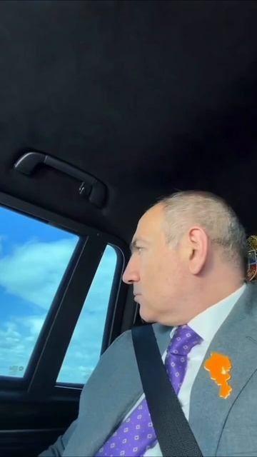 Премьер министр Армении, мужчина Никол Пашинян едет в машине и смотрит в окно  #мем