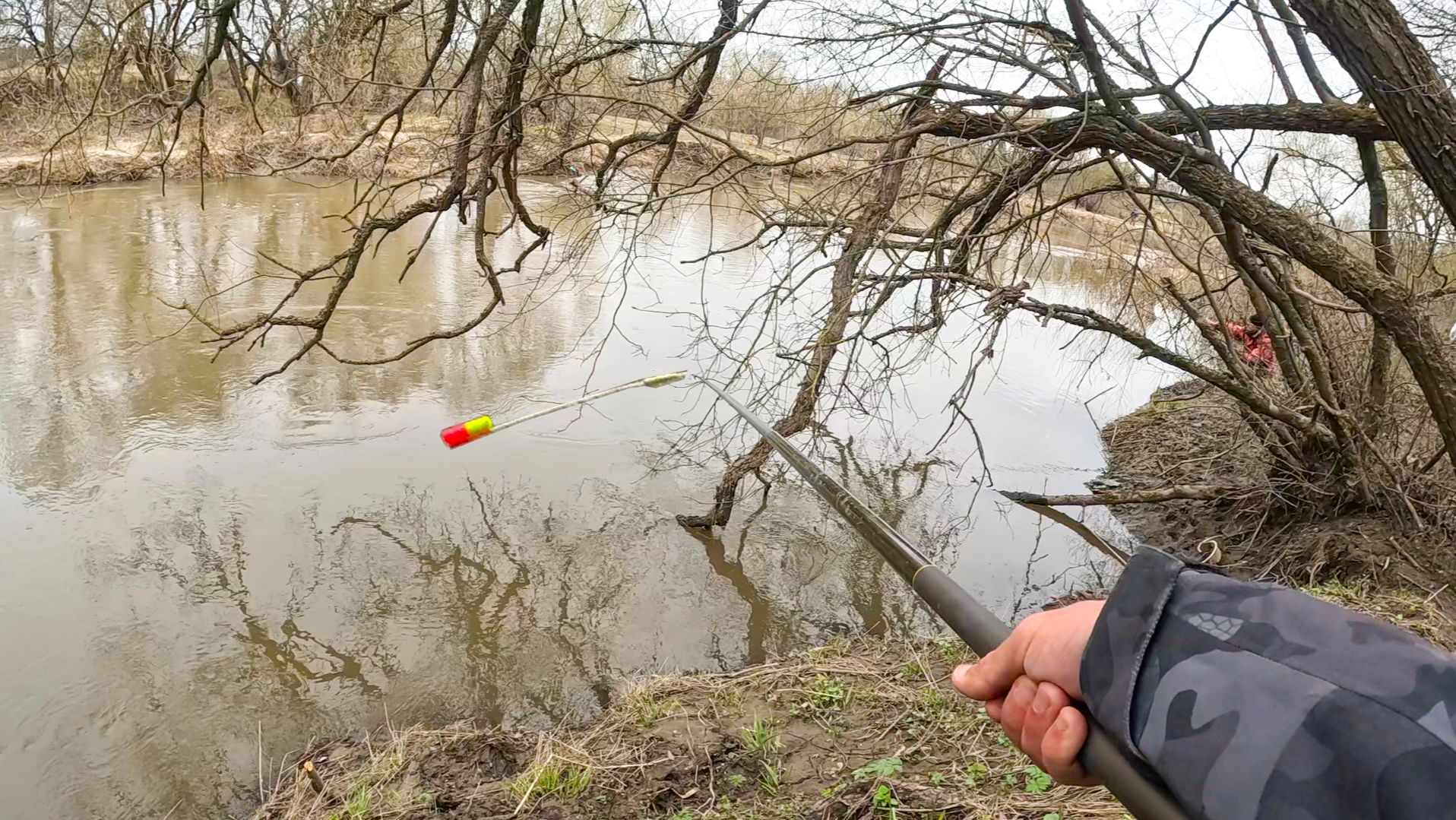 ЗАЛЕЗ ПОД ДЕРЕВО, А ТУТ КРУПНЯК КЛЮЁТ! Рыбалка на карася на боковой кивок в 2026