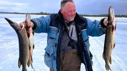 ЛОВУШКИ на РЕКЕ. РЫБАЛКА на чёрном льду. Выбираемся по болотам.