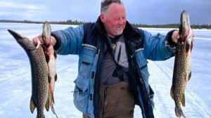 ЛОВУШКИ на РЕКЕ. РЫБАЛКА на чёрном льду. Выбираемся по болотам.