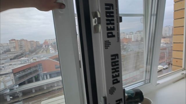 За окном железная дорога ходят локомотивы. Невозможно было выспаться.