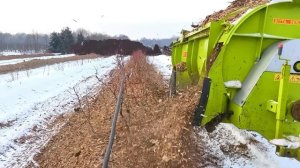 Разбрасыватель опилок и органических удобрений зима