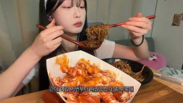Кореянка ест Цыпленок по-чагатджипски Джаджангмен рис с грибами Буррито большой сет