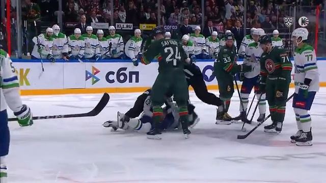 Архив КХЛ. АКБ_Салават 19092025. Комаров напал на Сафонова после силового приема