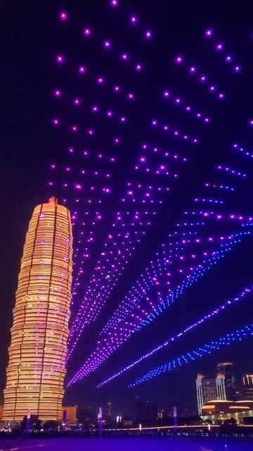 Очень красивое световое шоу из дронов в китайском городе Чжэнчжоу