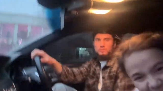 Девочка поет песню в машине 9 грамм дэнс буя мир так красив (Мем)