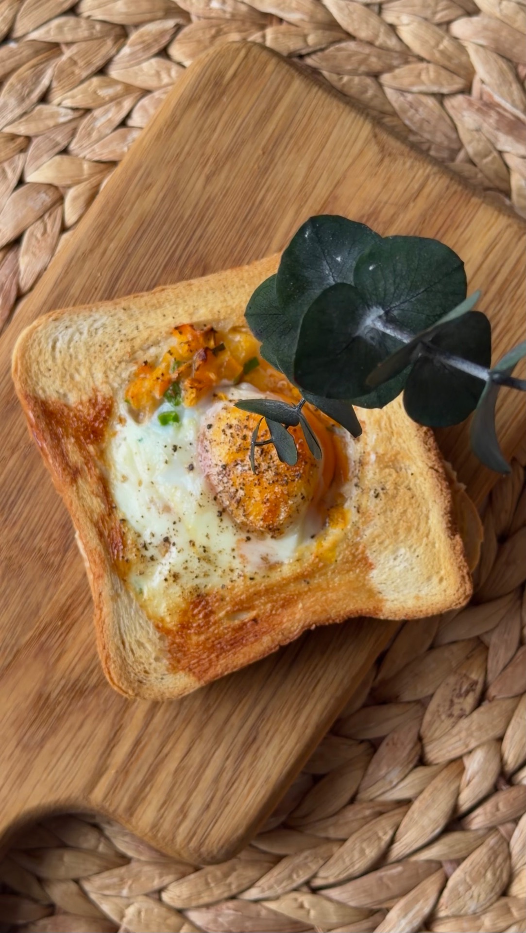 Тосты с сыром ветчиной и яйцом 