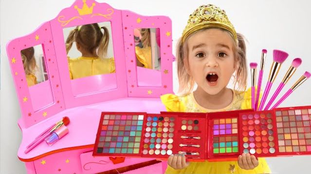 Алиса переодевается и просит дядю сделать ей макияж.