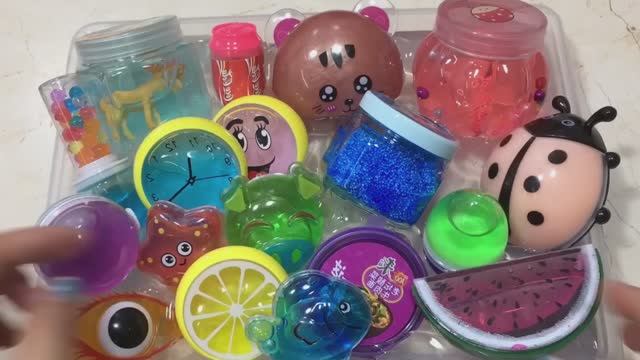 ВИДЕО ДЛЯ ДЕТЕЙ. СЛАЙМ. СМЕШИВАЕМ СЛАЙМ.