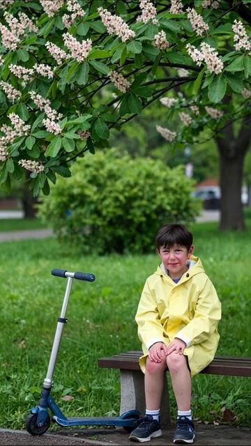 Весенние радости: игра и смех под цветущими деревьями #ребенок #весна