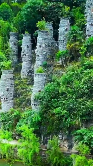 Долина Елан в провинции Гуйчжоу — впечатляющий эко-парк, где отвесные скалы и изумрудная река сочета