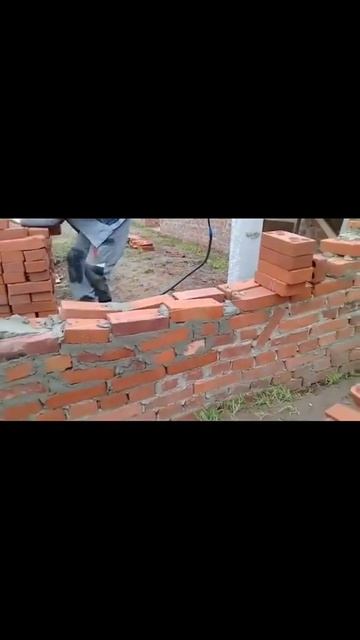 Пьяный мужчина на стройке кладет кирпич ему говорят Вовка чуть чуть ровнее мем приколы  мемы